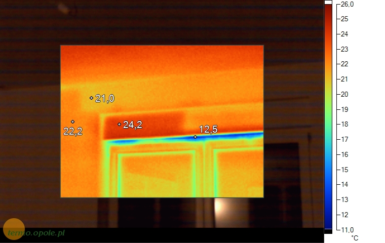 termowizja016.jpg - Mostki termiczne nadprża okiennego nad skrzynką z roletą oraz niedostatecznie ocieplona ościerz okienna.