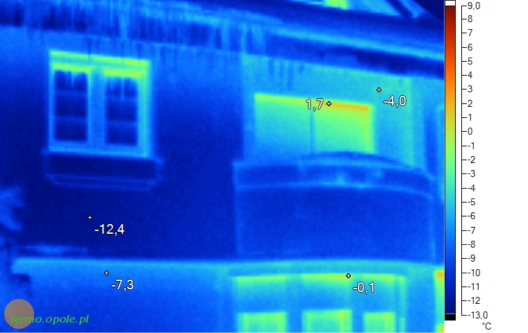 termowizja017.jpg - Niejednorodne ocieplenie różnych fragmentów budynku