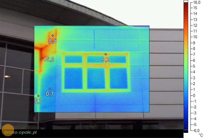 termowizja027.jpg - Wyciek ciepłego powietrza z pomieszczenia biurowego oraz spore straty energii poprzez konstrukcję okna.