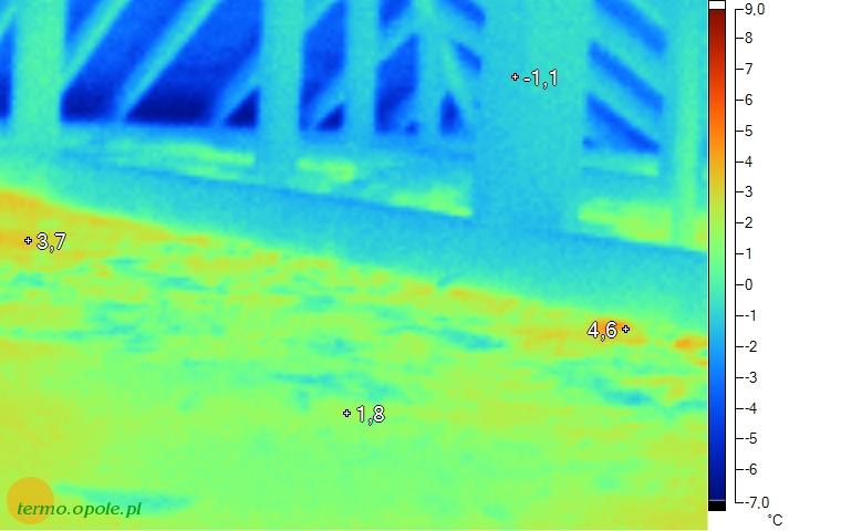 termowizja037.jpg - NIeocieplone poddasze, bardzo duże straty cipła całą powierzchnią stropu.